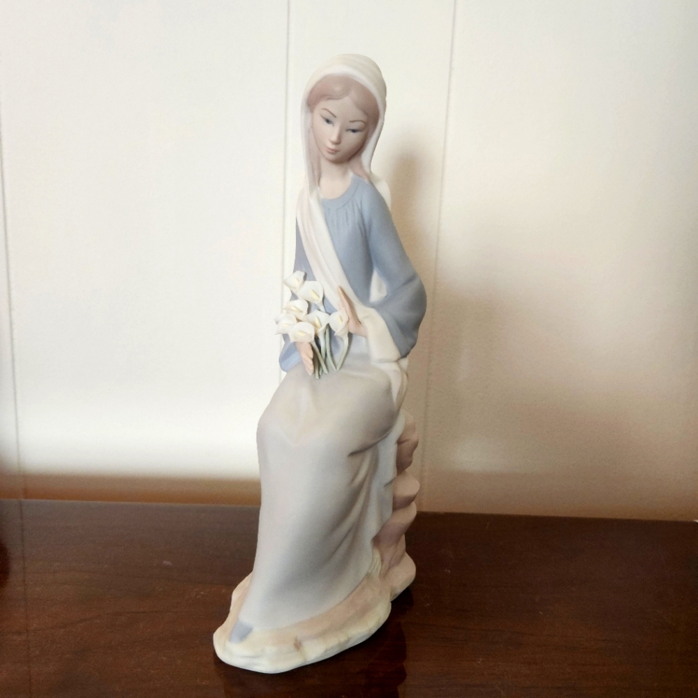 Lladro Collectible Porcelain Statue Girl with Lilies, Beautiful Matte Finish